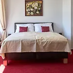 Lovcu Kralovych 호텔 *