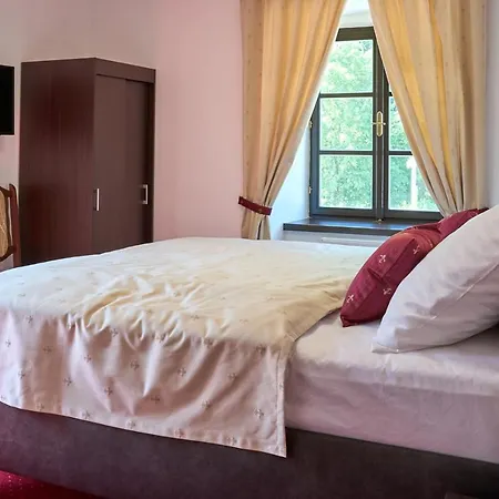 Lovcu Kralovych Hotel