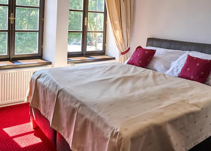 Lovcu Kralovych Hotel *